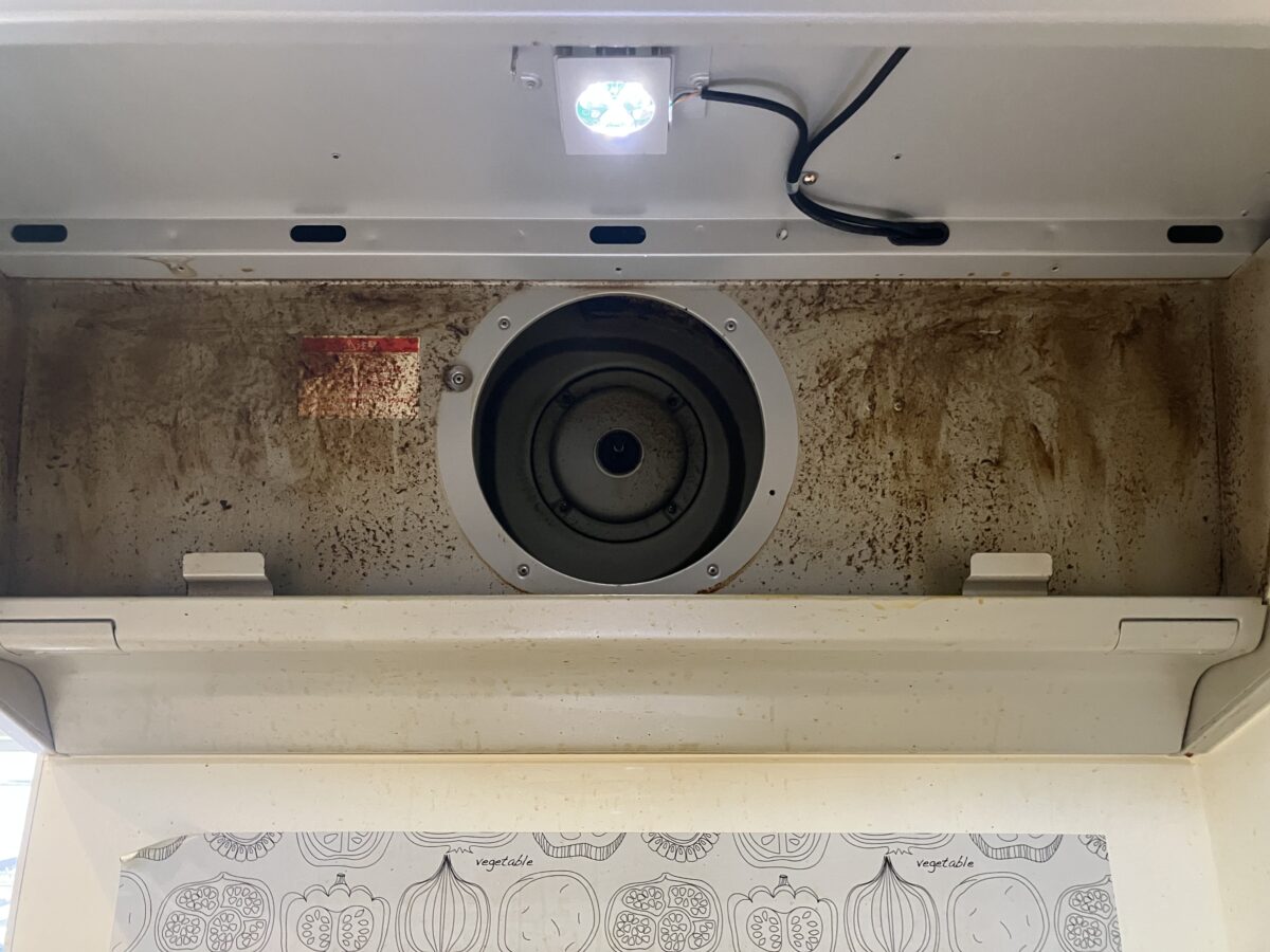 戸建レンジフード、キッチン清掃の様子